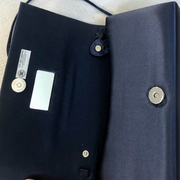 Elegant Silk Handbag & Shaw - Picture 3 of 6